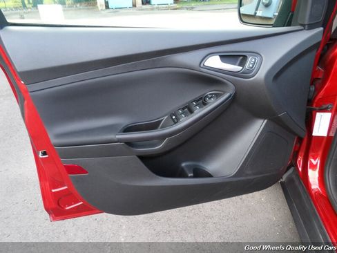 Used 2018 Ford Focus SE FWD image 24