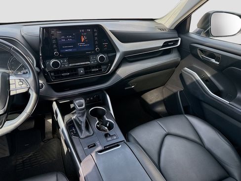 Used 2020 Toyota Highlander XLE image 22