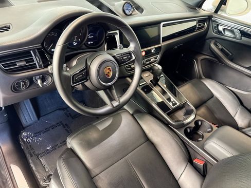 Certified 2022 Porsche Macan image 4