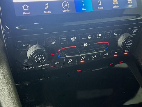 Used 2024 Jeep Grand Cherokee L Limited w/ Luxury Tech Group II image 24