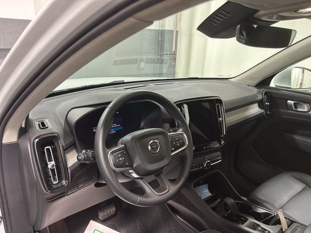 Used 2025 Volvo XC40 B5 Core AWD/4WD image 9
