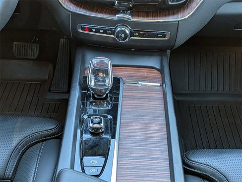 Certified 2023 Volvo XC60 B5 Ultimate w/ Climate Package image 20