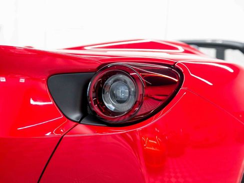 Used 2019 Ferrari Portofino RWD image 32