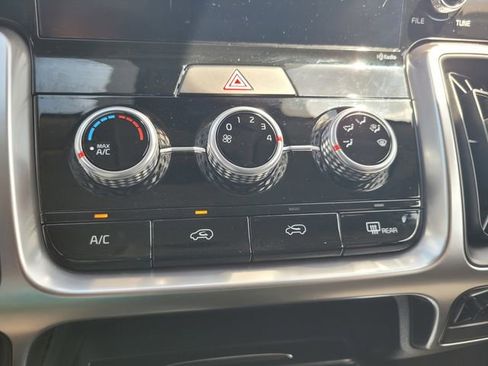 Used 2023 Kia Sorento LX FWD image 23