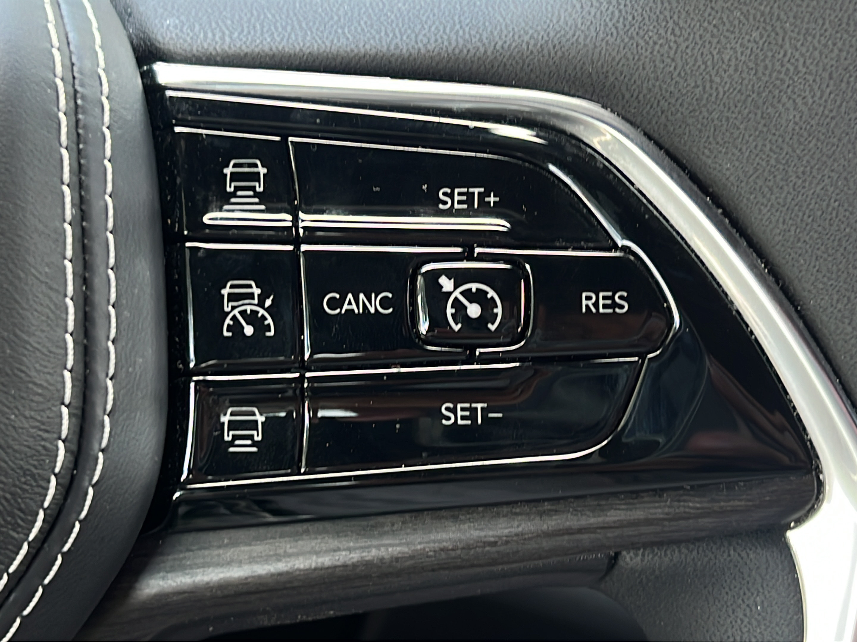 Used 2023 Jeep Grand Cherokee Overland AWD/4WD image 22