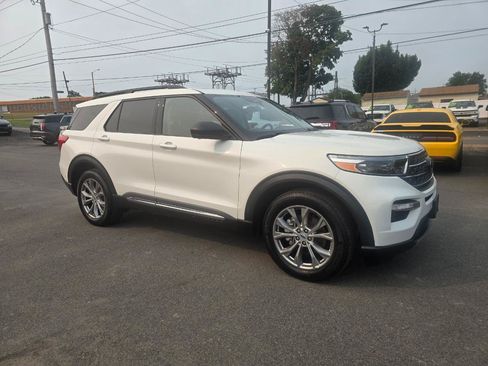 Used 2022 Ford Explorer XLT w/ Equipment Group 202A AWD/4WD image 5