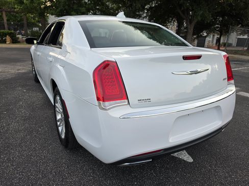 Used 2017 Chrysler 300 Limited RWD image 5