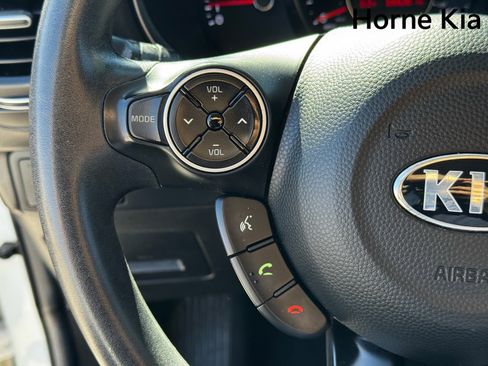 Used 2018 Kia Soul Base image 18