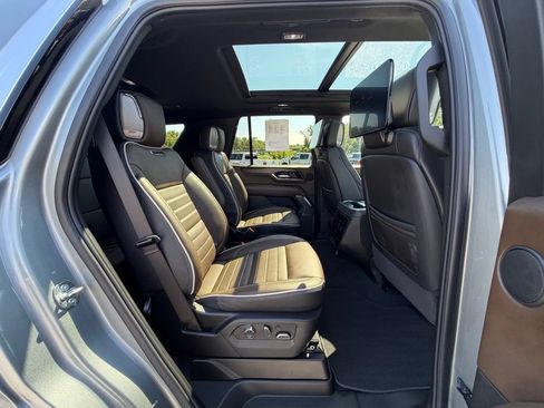 Used 2025 GMC Yukon Denali Ultimate AWD/4WD image 26