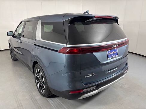Used 2023 Kia Carnival EX FWD image 6