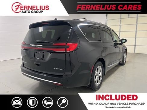 Used 2023 Chrysler Pacifica Limited FWD image 7