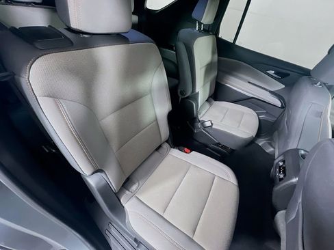 Used 2025 Chevrolet Traverse LT image 28