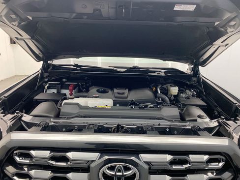 Used 2025 Toyota Tundra Platinum AWD/4WD image 11