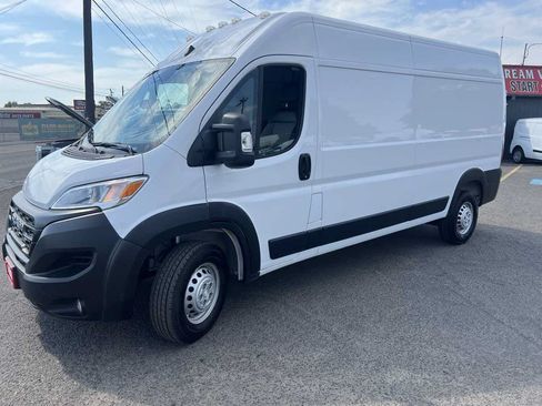 Used 2025 RAM ProMaster 2500 w/ Convenience Group FWD image 3