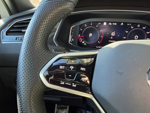 Used 2022 Volkswagen Tiguan SEL R-Line image 28