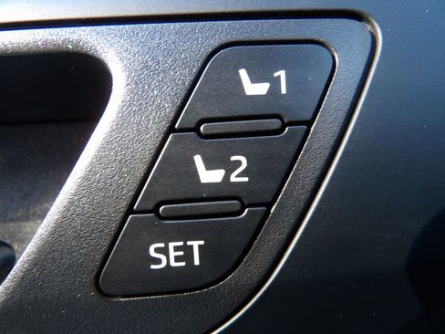 Used 2023 Toyota Highlander Bronze Edition image 12