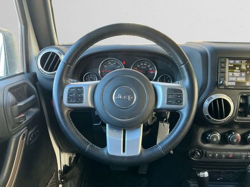 Used 2017 Jeep Wrangler Unlimited Rubicon image 12