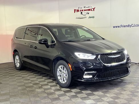 New 2026 Chrysler Pacifica Select image 2