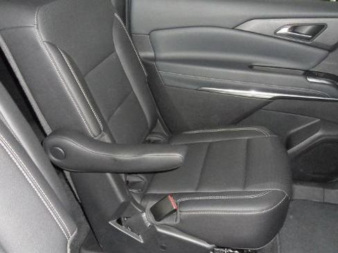 Used 2025 Chevrolet Traverse LT image 12