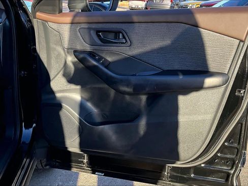 Used 2023 Nissan Rogue S image 21