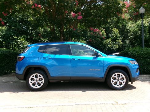 Used 2025 Jeep Compass Latitude AWD/4WD image 8