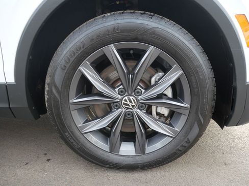 Used 2022 Volkswagen Tiguan SE w/ Panoramic Sunroof Package image 35
