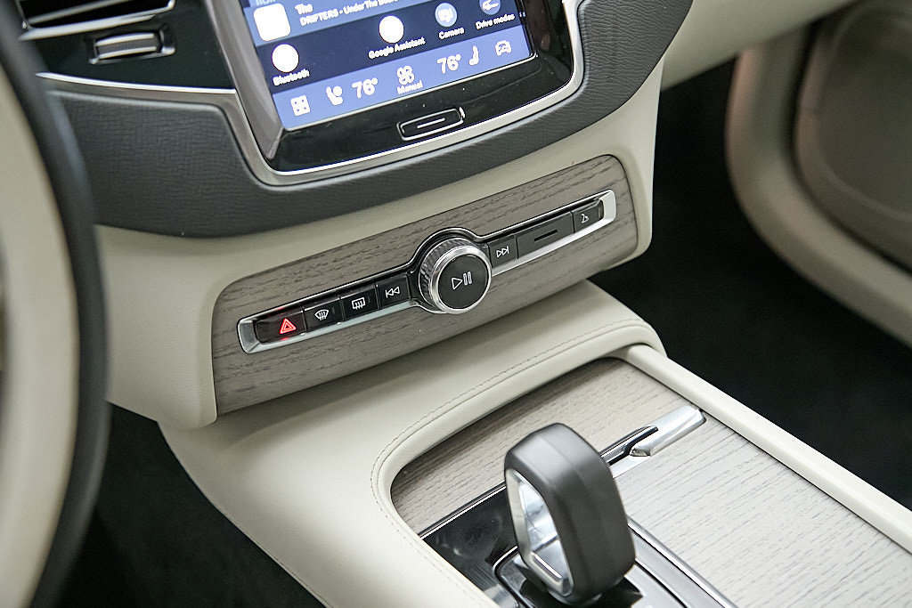 Certified 2024 Volvo XC90 B6 Plus w/ Protection Package Premier AWD/4WD image 16