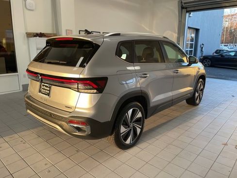 Certified 2025 Volkswagen Taos SE w/ Panoramic Sunroof Package image 4