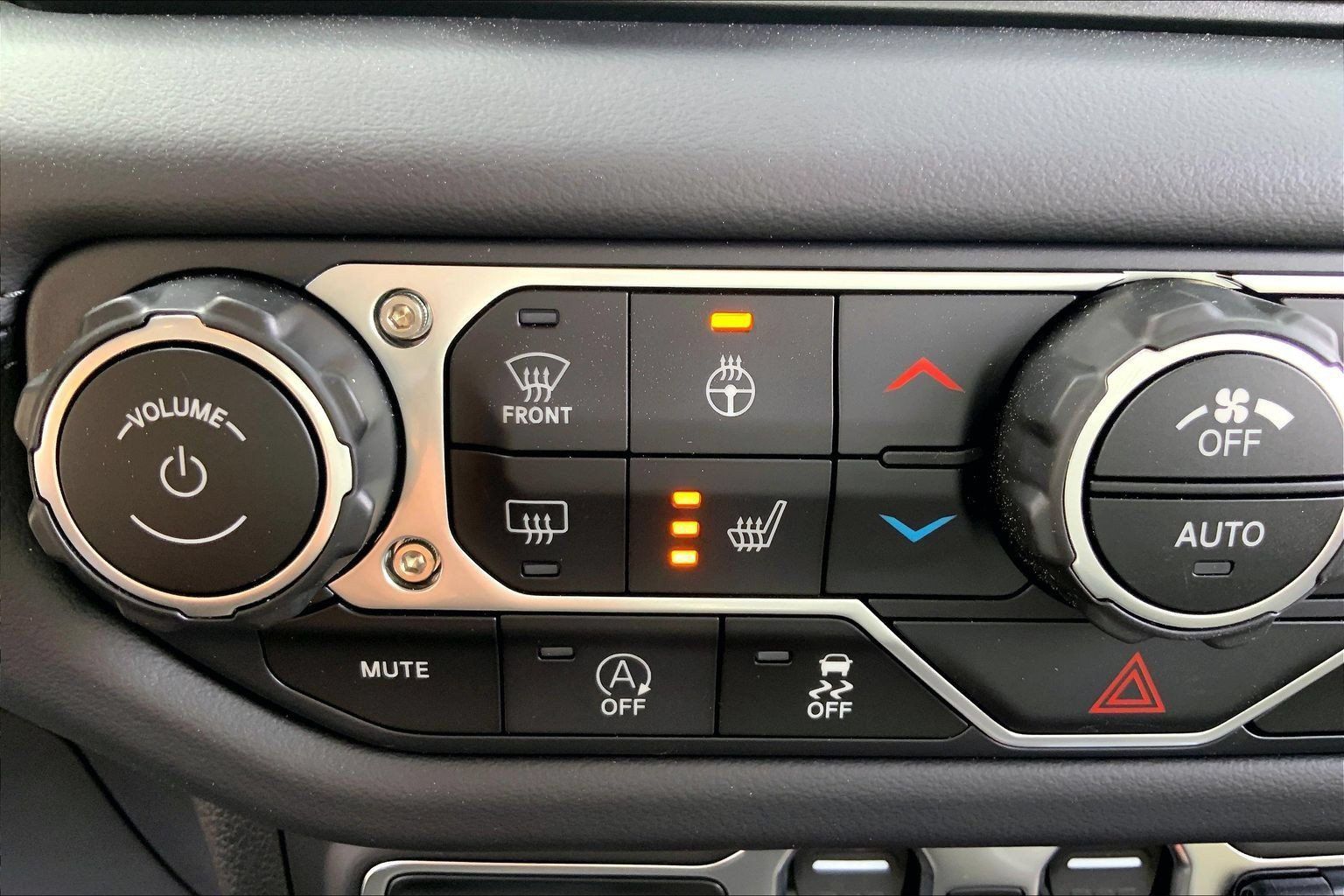 Certified 2025 Jeep Gladiator Mojave w/ Safety Group AWD/4WD image 33