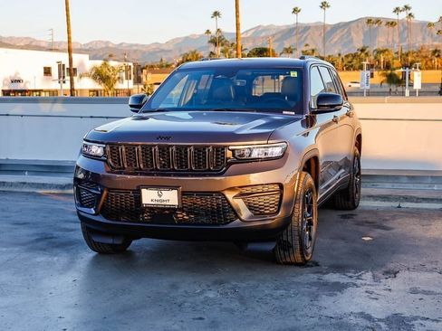 New 2025 Jeep Grand Cherokee Altitude image 4