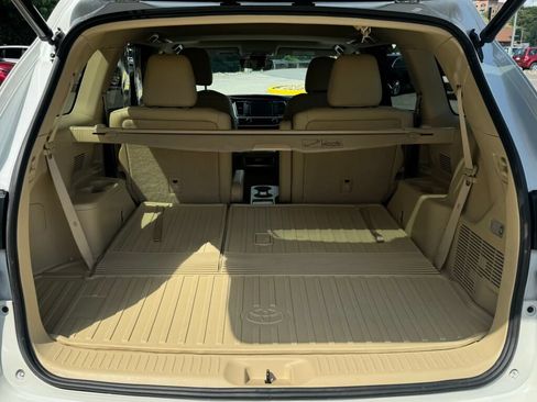 Used 2019 Toyota Highlander XLE AWD/4WD image 19