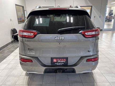 Used 2017 Jeep Cherokee Overland w/ Technology Group AWD/4WD image 3