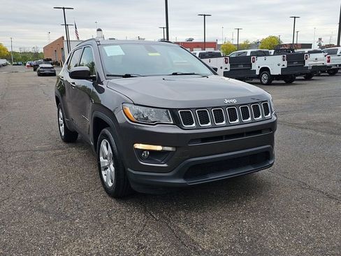 Used 2019 Jeep Compass Latitude w/ Cold Weather Group AWD/4WD image 10
