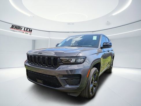 New 2025 Jeep Grand Cherokee Altitude image 6