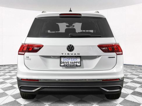 Certified 2022 Volkswagen Tiguan SE image 17