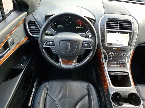 Used 2019 Lincoln Nautilus Select image 11