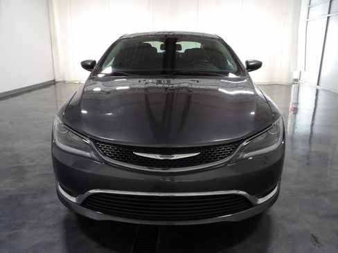 Used 2015 Chrysler 200 Limited w/ Convenience Group image 2