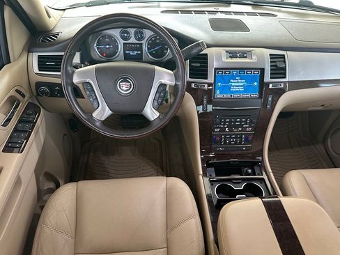 Used 2011 Cadillac Escalade Premium RWD image 12
