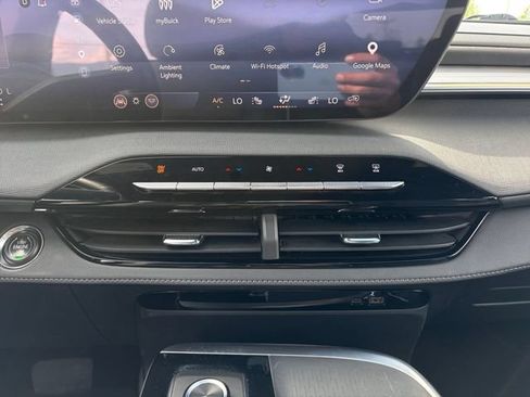 Used 2025 Buick Enclave Preferred AWD/4WD image 17