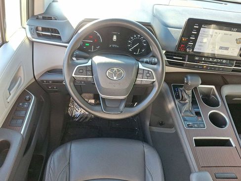 Used 2021 Toyota Sienna LE image 21
