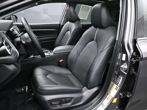 Used 2018 Toyota Camry XSE FWD image 14