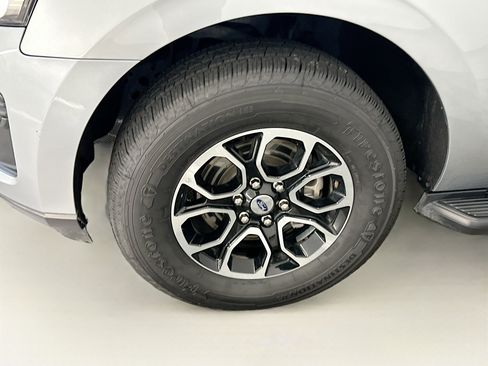 Used 2024 Ford Expedition Max XLT image 11