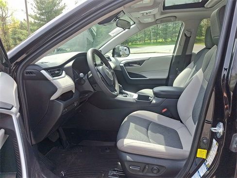 Used 2022 Toyota RAV4 XLE image 13