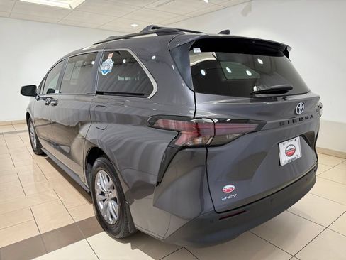 Used 2025 Toyota Sienna XLE w/ XLE Plus Package FWD image 3