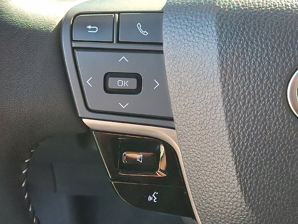 Used 2025 Toyota Camry SE FWD image 21