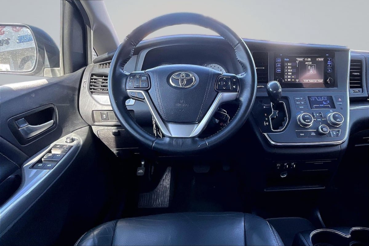 Used 2015 Toyota Sienna SE FWD image 5