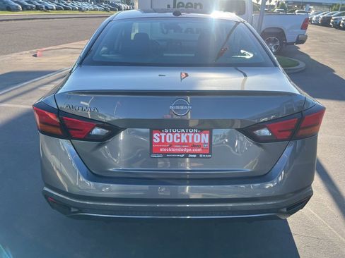 Used 2025 Nissan Altima 2.5 SV FWD image 9