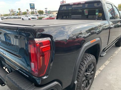 Used 2022 GMC Sierra 2500 Denali w/ Denali Black Diamond Edition AWD/4WD image 8