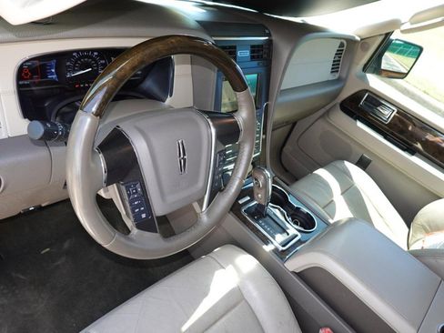 Used 2016 Lincoln Navigator L Select image 17