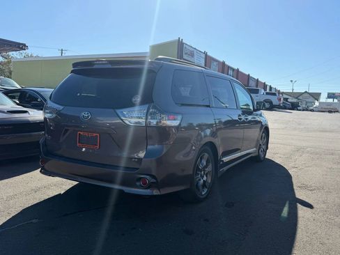 Used 2015 Toyota Sienna SE Premium image 10